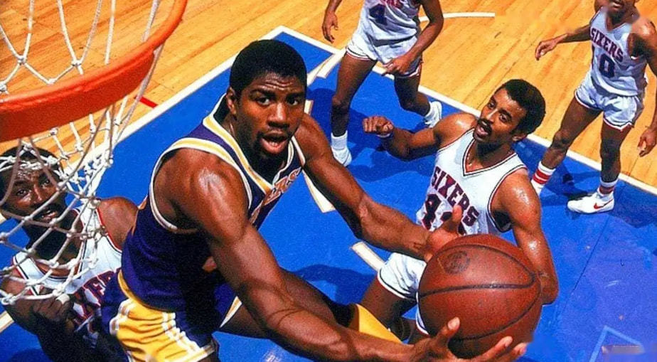 13年为曼联捧起社区盾杯的莫耶斯🏆13／14赛季创耻辱纪录后下课.