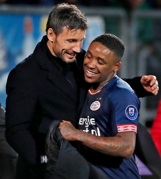 足球比赛中 足球比赛中